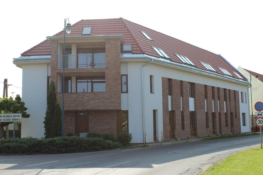 Gyulai Brill Apartman Δωμάτιο φωτογραφία